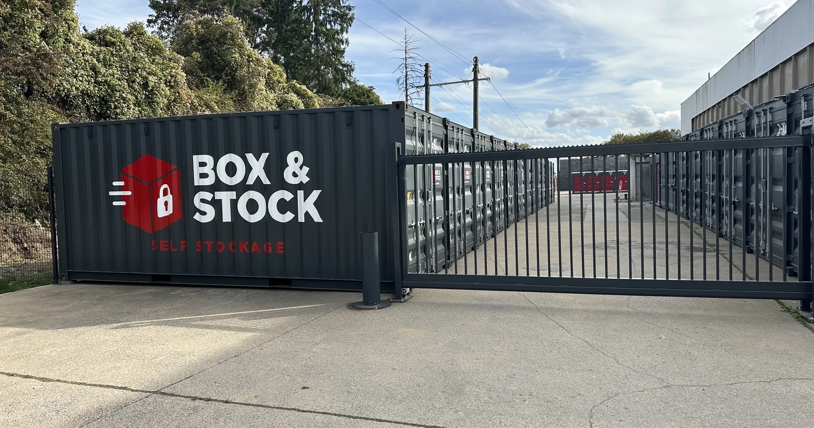 Entrée du centre Box & Stock de Cognelée avec son portail sécurisé