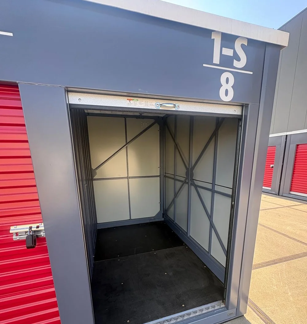 Box S ouvert et vide au centre Box & Stock de Ciney